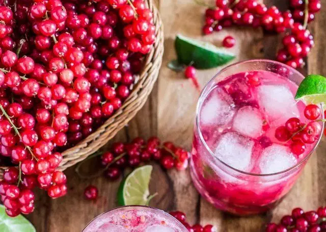 Redcurrant pouring at home