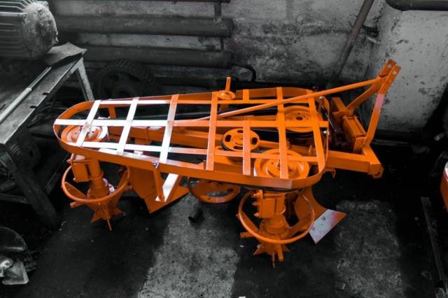 Reversible plow for mini tractor 