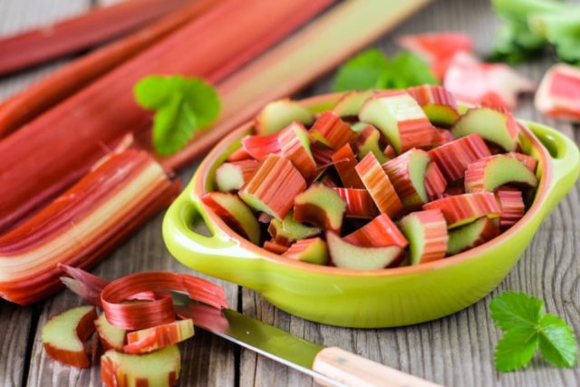 Rhubarb blanks for the winter: recipes for jam, marshmallow, juice, sauce, in syrup