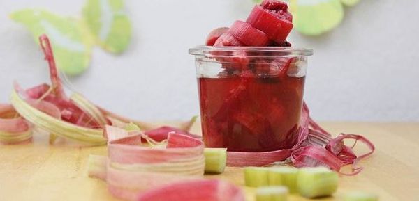 Rhubarb compote: how to make a drink from vegetables and apples, cherries, raisins, recipes for preparing a healthy drink for the winter