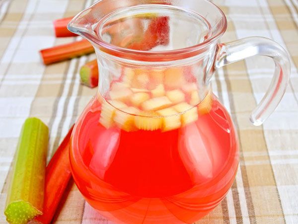 Rhubarb compote: how to make a drink from vegetables and apples, cherries, raisins, recipes for preparing a healthy drink for the winter