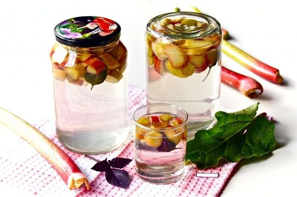 Rhubarb compote: how to make a drink from vegetables and apples, cherries, raisins, recipes for preparing a healthy drink for the winter