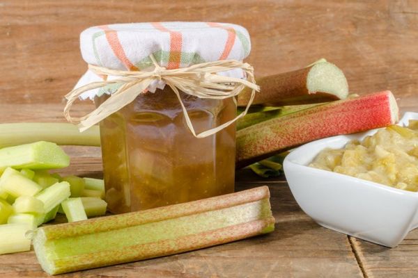 Rhubarb jam for the winter: benefits and harms, recipes for treats with apples, orange, lemon, in a slow cooker, Five Minute