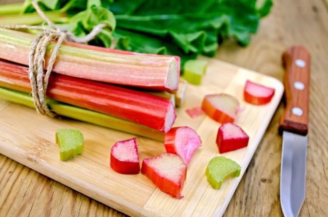 Rhubarb: useful properties and contraindications of stems, leaves, roots