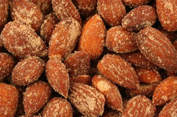 Roasted almonds: benefits and harms