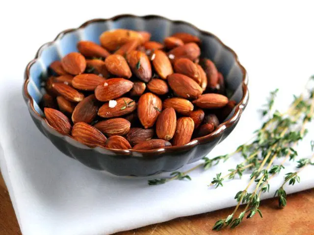 Roasted almonds: benefits and harms