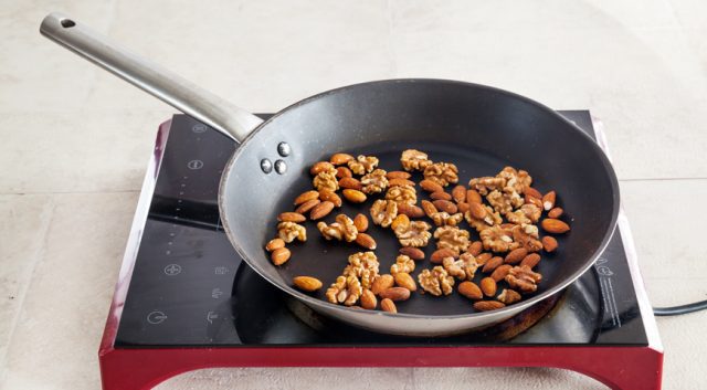 Roasted almonds: benefits and harms