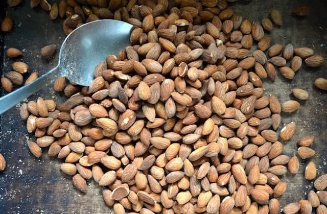 Roasted almonds: benefits and harms