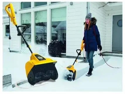 Roof snow removal tool