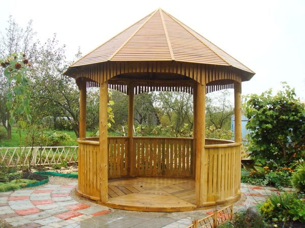 Round gazebo: types of pavilions made of metal, wood and stone, how to build a wooden rotunda for a summer residence with your own hands