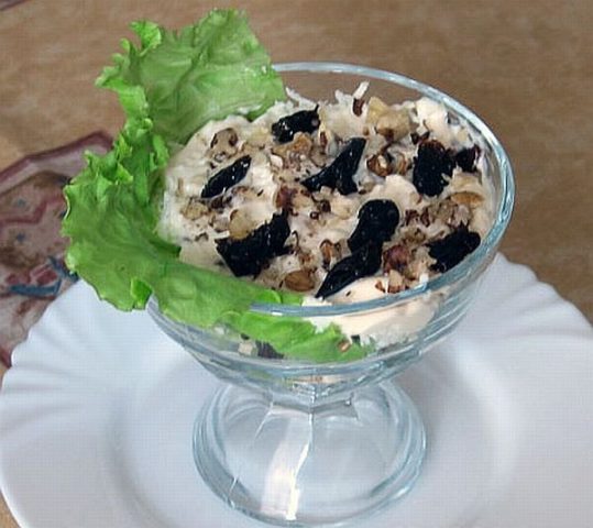 Salad Black Pearl: with prunes, with chicken