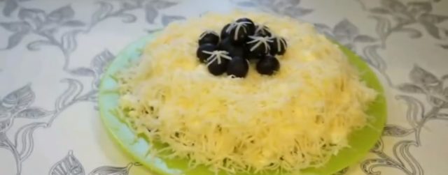 Salad Black Pearl: with prunes, with chicken