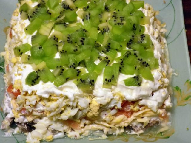 Salad Emerald scattering: with kiwi, with chicken, with grapes