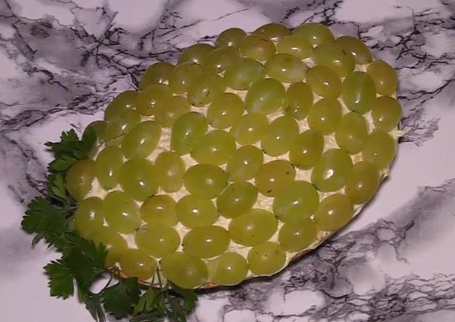 Salad Emerald scattering: with kiwi, with chicken, with grapes