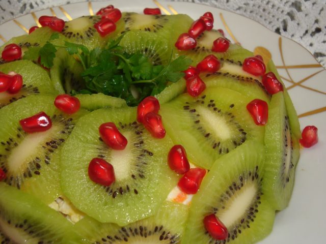 Salad Emerald scattering: with kiwi, with chicken, with grapes