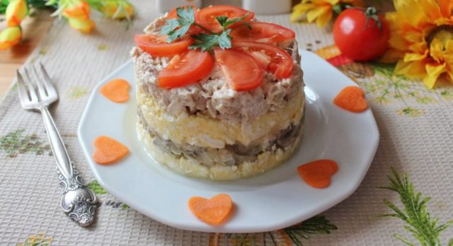 Salad Favorite husband: with smoked breast, mushrooms, tomatoes