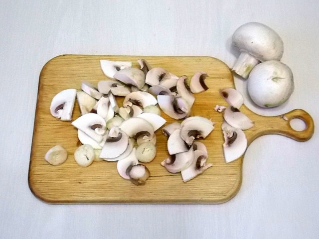 Salad Favorite husband: with smoked breast, mushrooms, tomatoes