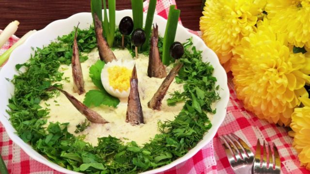 Salad Fish in a pond with sprats: photos + recipes