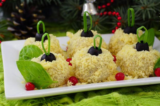 Salad in the form of a ball for the New Years table