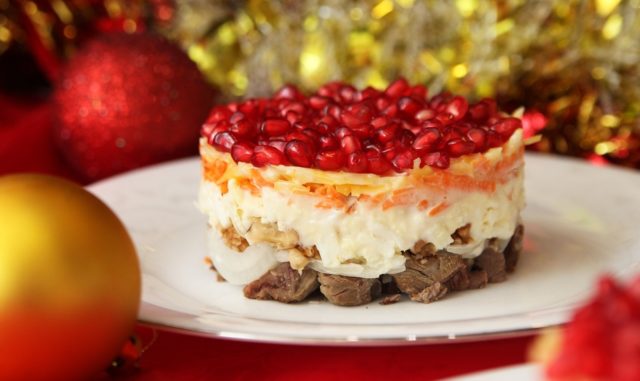 Salad Little Red Riding Hood: recipes with tomatoes, chicken, beef, pomegranate