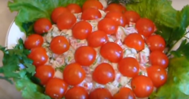 Salad Little Red Riding Hood: recipes with tomatoes, chicken, beef, pomegranate