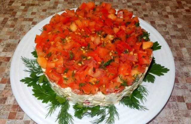 Salad Little Red Riding Hood: recipes with tomatoes, chicken, beef, pomegranate