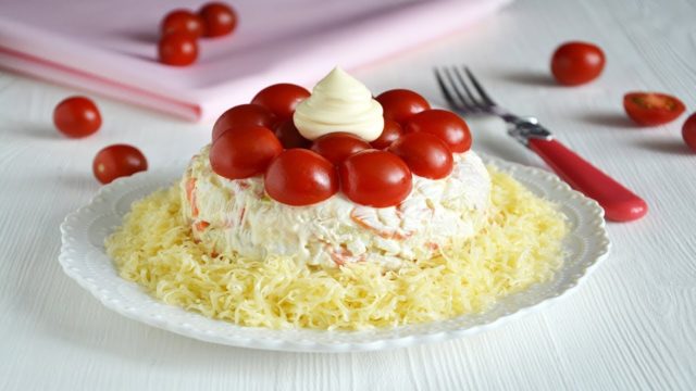 Salad Little Red Riding Hood: recipes with tomatoes, chicken, beef, pomegranate