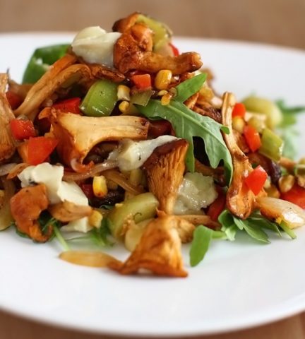 Salad with chanterelle mushrooms: with chicken, cheese, egg, beans