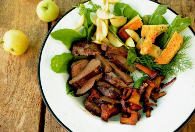 Salad with fried chanterelles: how to cook, recipes