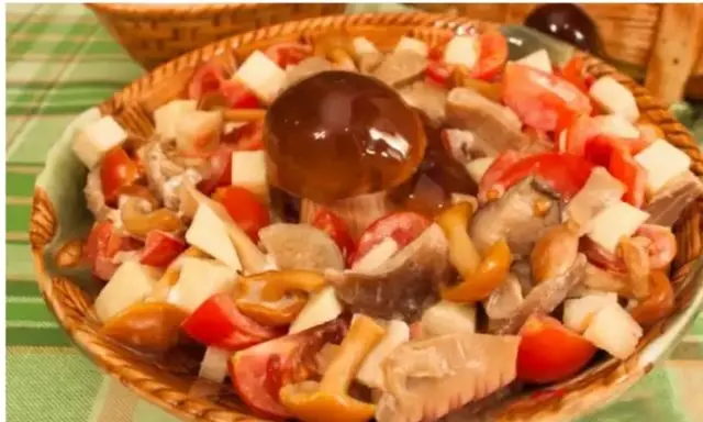 Salad with mushrooms: recipes with salted, fresh and fried mushrooms