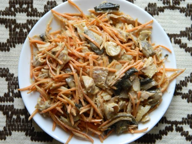 Salad with oyster mushrooms: simple cooking recipes with photos for every day and for the winter