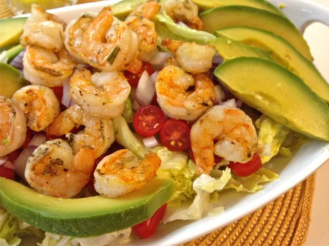 Salad with shrimp and avocado: recipes with egg, arugula, pine nuts