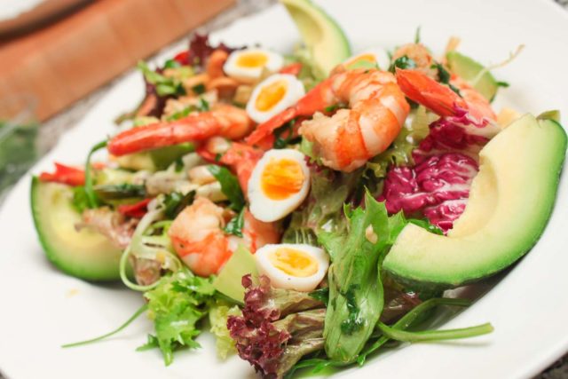 Salad with shrimp and avocado: recipes with egg, arugula, pine nuts