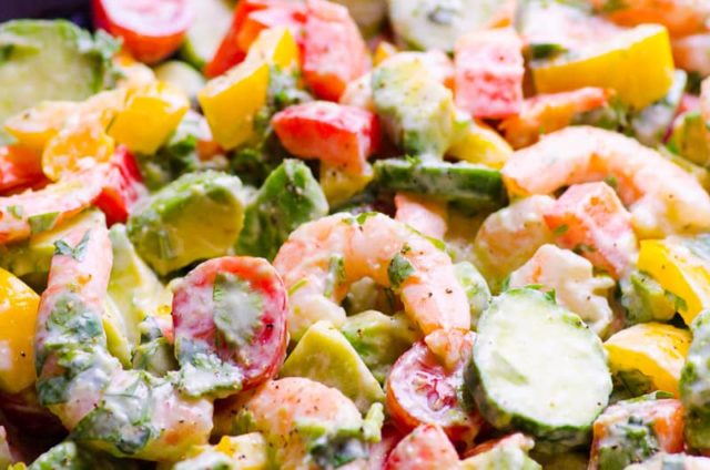 Salad with shrimp and avocado: recipes with egg, arugula, pine nuts