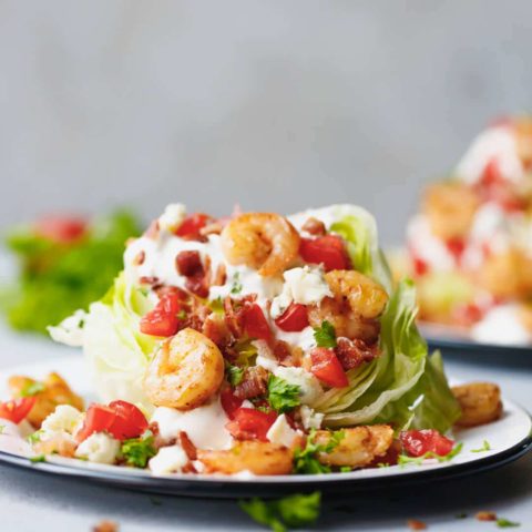 Salad with shrimp and avocado: recipes with egg, arugula, pine nuts