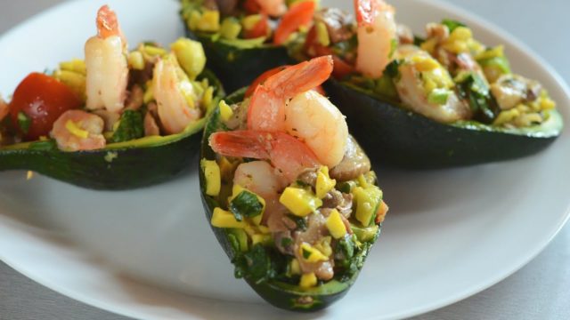 Salad with shrimp and avocado: recipes with egg, arugula, pine nuts