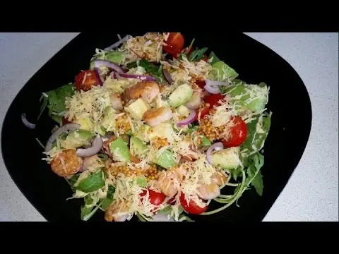 Salad with shrimp and avocado: recipes with egg, arugula, pine nuts