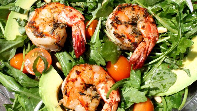 Salad with shrimp and avocado: recipes with egg, arugula, pine nuts