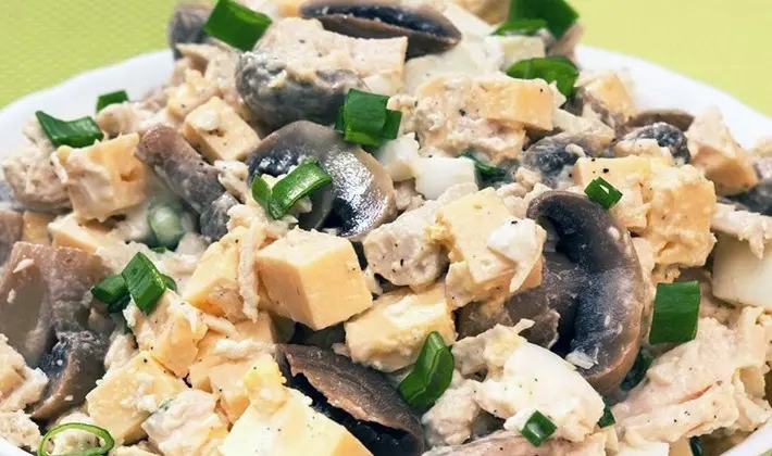 Salads with champignons and chicken: popular recipes