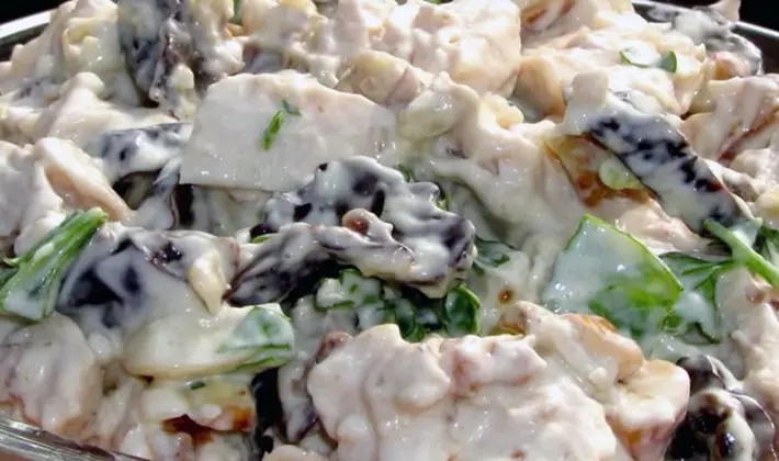 Salads with champignons and chicken: popular recipes