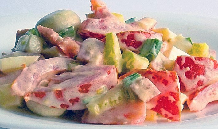 Salads with champignons and chicken: popular recipes