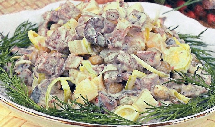 Salads with champignons and chicken: popular recipes