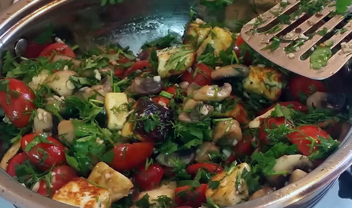 Salads with chicken breast and champignons: cooking recipes