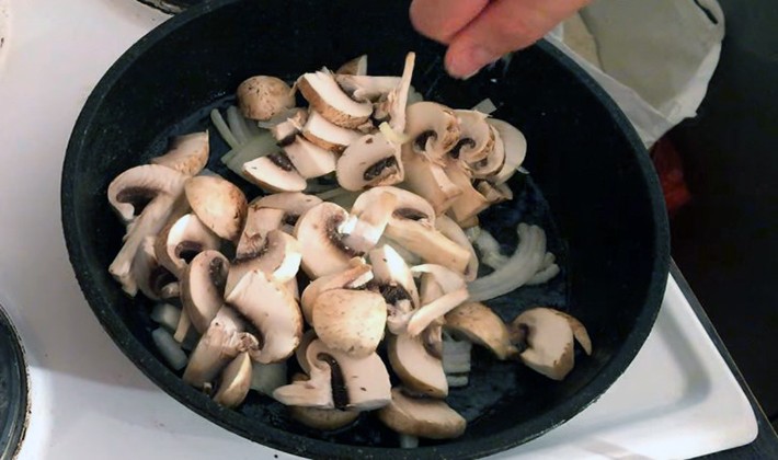 Salads with fried champignons: a selection of recipes