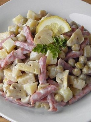 Salads with fried champignons: a selection of recipes