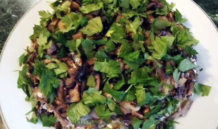 Salads with fried champignons: a selection of recipes