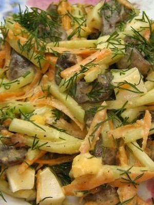 Salads with fried champignons: a selection of recipes