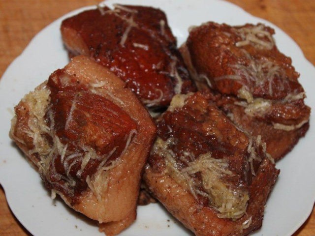 Salo baked with prunes and onion peel: delicious recipes