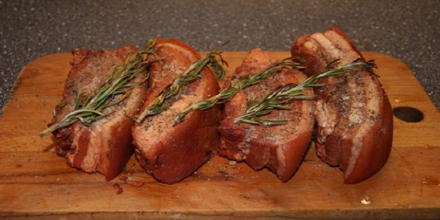 Salo in onion skins with liquid smoke at home