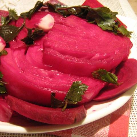 Salted cabbage with instant beetroot